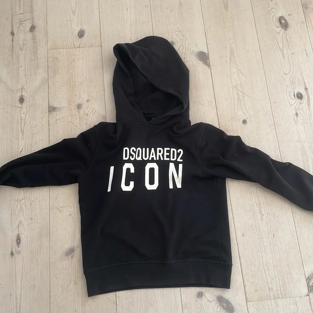 Säljer en dsquared hoodie då den blivit för liten samt använd fåtal gånger och i bra skick, 9/10, storlek 146-152 (12år funkar ofta 13år) pris kan diskuteras.. Hoodies.