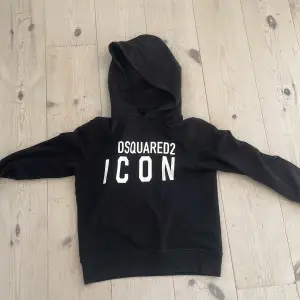 Säljer en dsquared hoodie då den blivit för liten samt använd fåtal gånger och i bra skick, 9/10, storlek 146-152 (12år funkar ofta 13år) pris kan diskuteras.