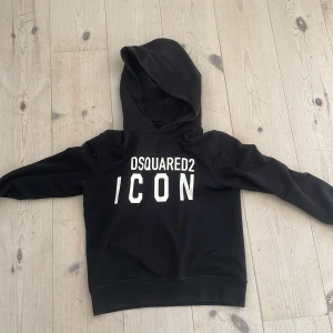 Säljer en dsquared hoodie! - Säljer en dsquared hoodie då den blivit för liten samt använd fåtal gånger och i bra skick, 9/10, storlek 146-152 (12år funkar ofta 13år) pris kan diskuteras.