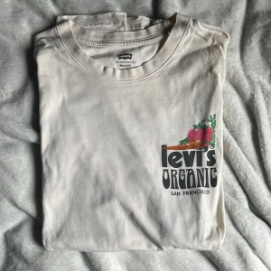 Levi’s t-shirt - Lite oversized Levi’s t-shirt med tryck både fram och bak. Inte riktigt min stil längre så därför säljer jag den