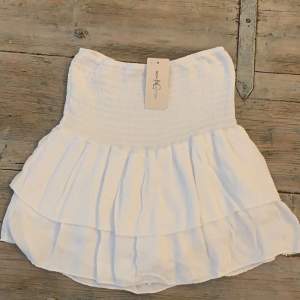 Säljer en söt vit volang kjol som aldrig används, den är i storlek S💕 Köptes i Mallorca för 166 kr💕