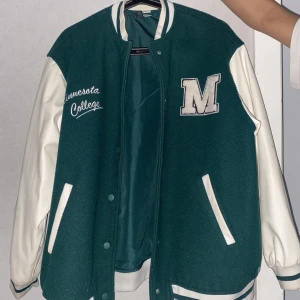 collegejacka från Hm - Köpt för 500kr från Hm använt några gånger. Den är oversized
