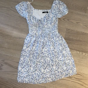 Ursnygg klänning från Bikbok! - Supersnygg klänning som passar sjukt bra nu till sommaren och sensommar! Skriv för mer bilder och kontakta om intresse! Klänningen är endast använd 2 gånger och nypris= ca 500kr.