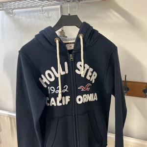 Hollister tröja - Säljer en Hollister tröja i fint skick, använt fåtal gånger St:S