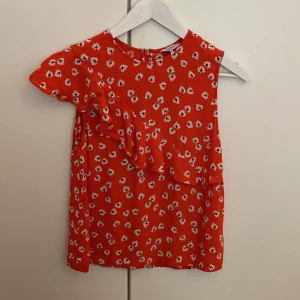 Ganni blus  - Blus i 100% viskos från Ganni, mellanröd i färgen. Storlek 34/XS. Fint skick.