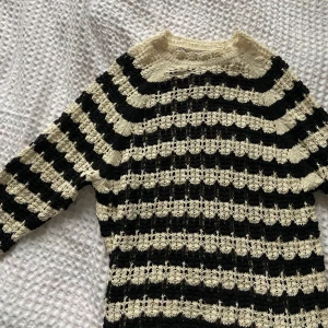 Stickad tröja från zara - Säljer denna superfina stickade tröjan från zara! Ganska lång i modellen. Storlek S! 100kr plus frakt🩷