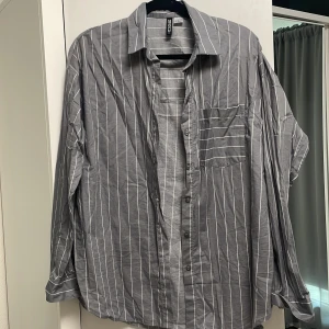 Randig skjorta (oversize) - Randig gråvit skjorta i storlek XS men som ni ser är den oversize (passar alla upp till storlek L) den är använd ett par gånger men är som ny i skick. Lite skrunklig men det är bara att stryka👍🏼