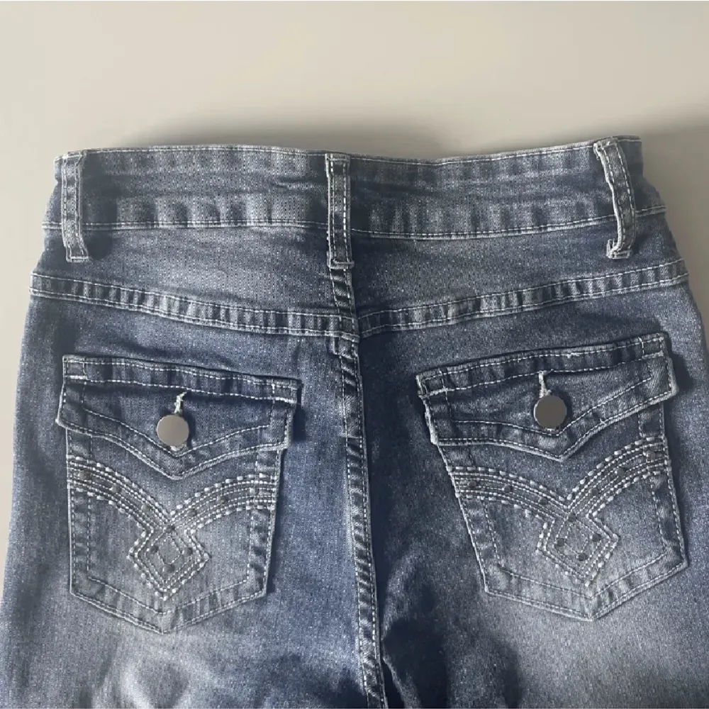 Säljer vidare dessa supersnygga jeans som jag köpte på plick för några dagar sen men som tyvärr inte passade mig. Superfina detaljer på bakfickorna. Pris kan diskuteras❤️(lånade bilder). Jeans & Byxor.