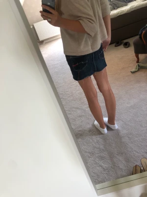 Dö snygg jeans kjol  - Köpt på second hand butik i stan, klippt där nertill men är inget som ser konstigt ut!❤️❤️