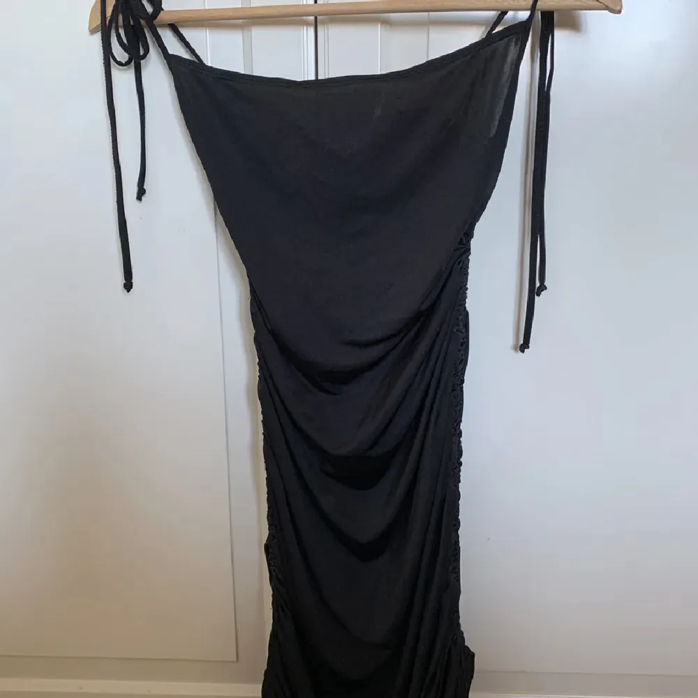  Super fin klänning från Nelly köpt 2019! Bild 2, lånad från Google, samma klänning fast i svart. Fint skick. Använd 1 gång.. Klänningar.