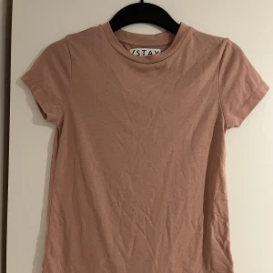 T-shirt  - Rosa T-shirt från stay storlek xs mjukt material 
