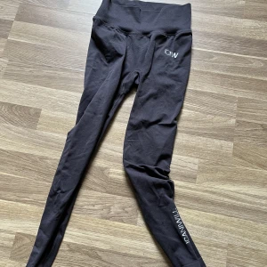 ICIW Icaniwill tights träningstights S - Gråa träningstights från ICIW. Inköpta förra året och mycket sparsamt använda. Scrunch där bak som formar rumpan, skön hög modell perfekt både för träning & att bara ha hemma😍 storlek S