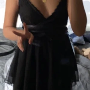 Snygg fest topp - Snygg fest topp, som inte används lika ofta. Den är lite sönder där vid banden på ena sidan, men inget att oroa sig för💕