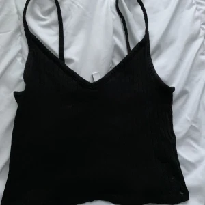 liten svart topp - lowkey aldrig använt den för jag har glömt bort att jag hade den