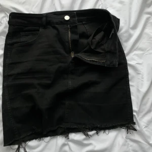 svart jeanskjol - snygg snygg snygg och har används fåtal gånger