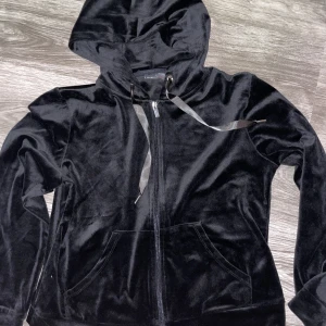 Kofta  - Kofta från GinaTricot i storlek M. Jag upplever att den är lite mindre i storlek och hade därför kunnat passa någon som också bär S, eller pendlar mellan S och M. Den är i mycket bra skick då den bara är använd några gånger.