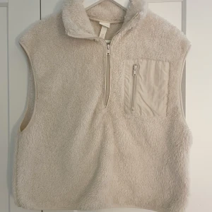 Beige, Kroppad Teddy väst🧸🤍  - En ljusare, beige väst som är kortade i längden. Använd ett fåtal gånger, köpt från HM. Betalning sker via Swish, köparen står för frakten, står ej för påstens slarv!🤍