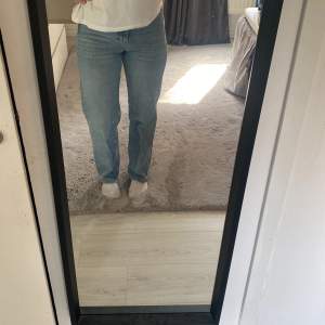 Raka jeans i storlek 34 från Gina 
