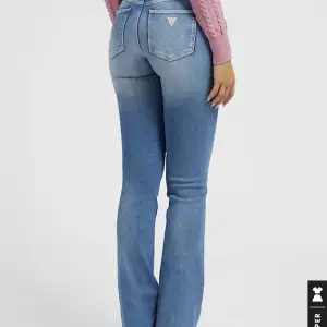 Bootcut Guess jeans, skriv privat för bilder med de på. De har slits på knäna.