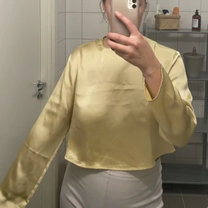 Guldblusen! - En guldig blus som hängt i gaderoben hos mig men knappt använts. 💘