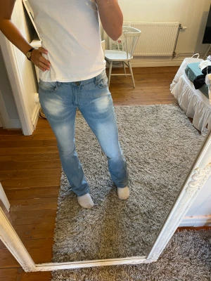 Lågmidjade utsvängda jeans  - Ljusblå lågmidjade jeans med bootcut. 