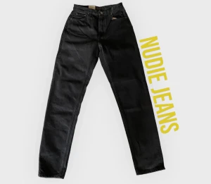 Nudie jeans - Helt nya nudie jeans! Säljer dem då jag  fick de som present men passade ej. Köpta för 1500kr men säljer nu de för 299kr! KÖPAREN STÅR FÖR FRAKTEN! KONTAKTA INNAN KÖP ELLER VID FLERA FRÅGOR:)