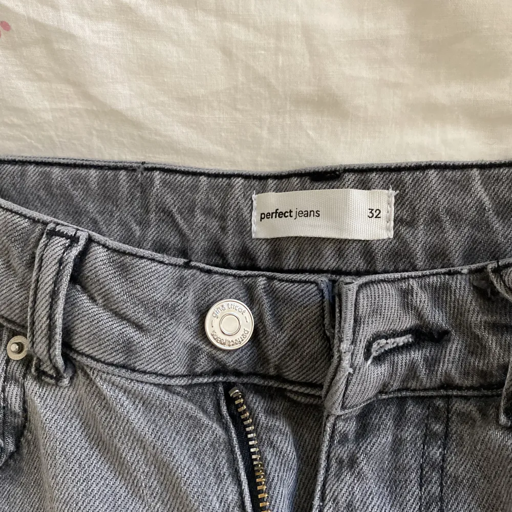 Ett par sjukt snygga Mid jeans från Gina. Säljer pågrund av att jag aldrig använder dom. Priset kan tänkas att sänkas om det är behövligt . Jeans & Byxor.