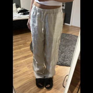 Beiga linnebyxor - Linnebyxor från Arket. Använda typ 2 gånger och i nytt skick. 