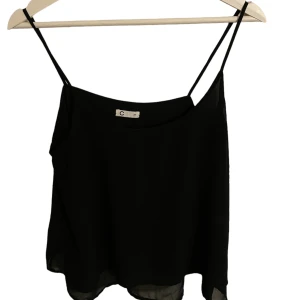 Svart Topp - En svart topp från Cubus i storlek 38. Nyskick. 