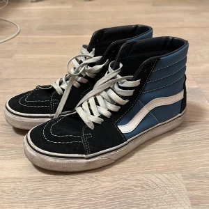 Mörkblå höga vans - sk8 hi - Höga mörkblå vans💙storlek 38.5 och knappt använda. Stockholmstil delux