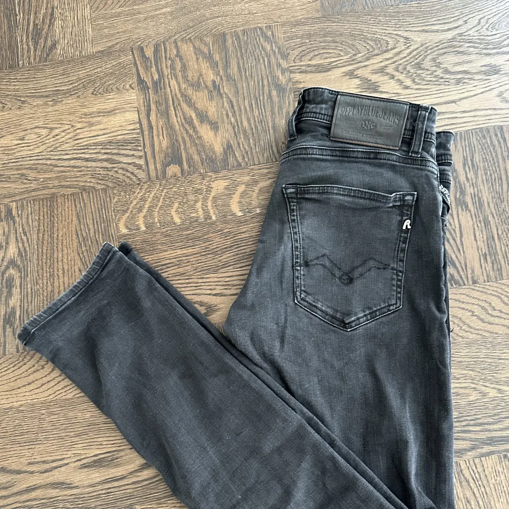 Jeans, fint skick, stl w28 l32, smal modell skulle säga de passar smal kille som har stl 164.. Jeans & Byxor.