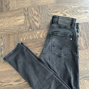 Jeans, fint skick, stl w28 l32, smal modell skulle säga de passar smal kille som har stl 164.