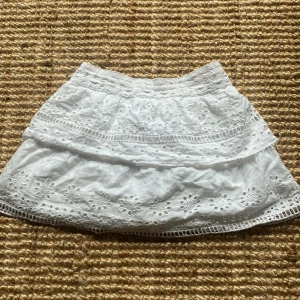 ZARA kjol - Jätte fin kjol som jag tyvärr växt ur. Har använt den flera gånger men den är välbehållen. Har en liten fläck men syns knappt.💗