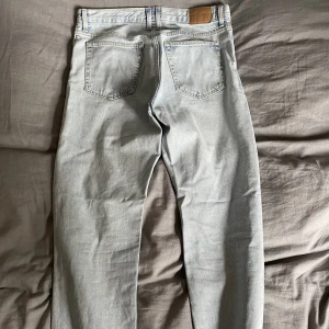 Jeans - Säljer dessa ice blue jeans från Weekday. Plagget är i mycket gott skick och säljer dem nu för fint pris (nypris 600kr). Passform: Barrel (lite relaxed fit) Storlek: W29 L32 (Se bild 3).  Vid visat intresse kan priset diskuteras!