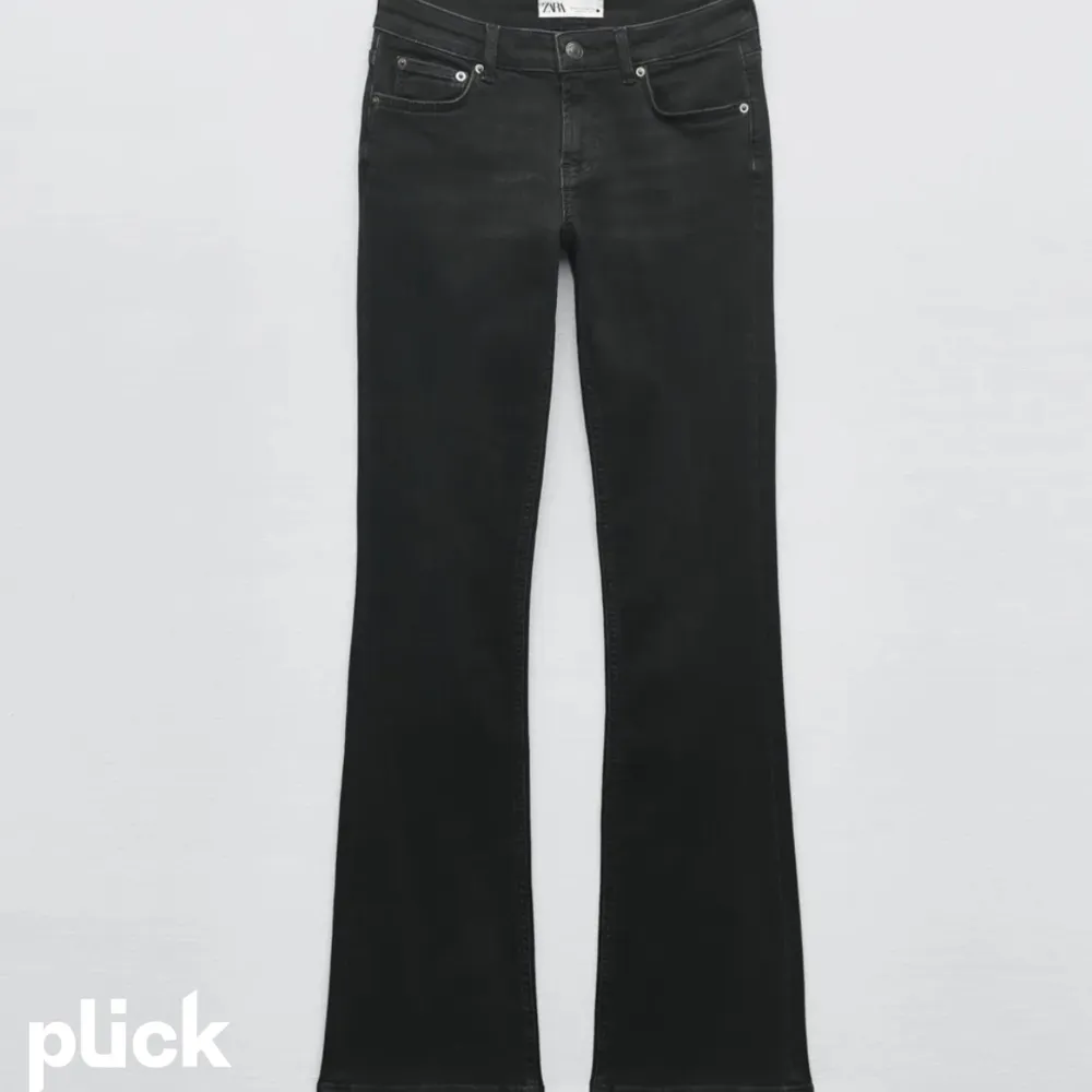 Säljer mina superfina bootcut från zara, de är lite slitna längst ner i benen men de syns knappt❤️. Jeans & Byxor.