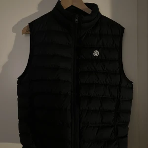 Billionaire Boys Club Down Vest - Storlek M. Pris kan diskuteras.  Köpt för 4400kr 2021 har kvitto på att den är äkta. Hör av dig om du undrar något mer. Skriv innan du köper.