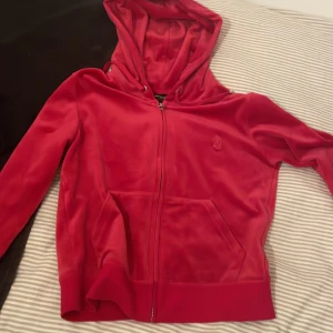 Säljer denna hallon röda juciy konton på grund av ingen andvendning original priset va 1200 men säljer för 800 kontakta mig innan köp💕 - Hallon röd juciy kofto storlek m men är ganska liten i storleken 💞