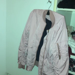 Rosa bomberjacka  - Rosa bomberjacka med fickor  I nyskick 