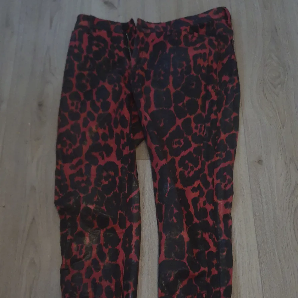 Säljer dessa häftiga byxor med skinn material och leopard mönster! Kontakta vid intresse eller frågor💗 (säljer pga att dom är för korta för mig). Jeans & Byxor.