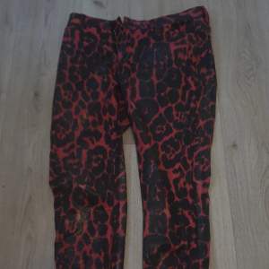 Säljer dessa häftiga byxor med skinn material och leopard mönster! Kontakta vid intresse eller frågor💗 (säljer pga att dom är för korta för mig)