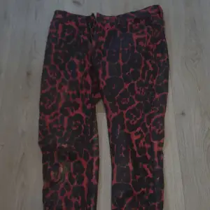Säljer dessa häftiga byxor med skinn material och leopard mönster! Kontakta vid intresse eller frågor💗 (säljer pga att dom är för korta för mig)