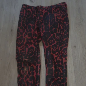 Byxor - Säljer dessa häftiga byxor med skinn material och leopard mönster! Kontakta vid intresse eller frågor💗 (säljer pga att dom är för korta för mig)