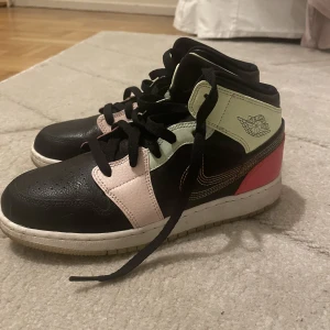 Jordan mid - De är bra skick, bekväma. För mer frågor hör av er.