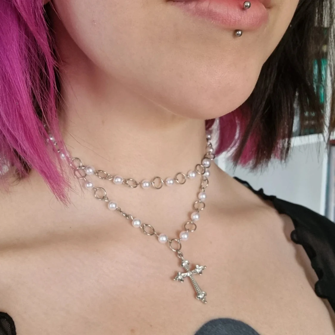 Pärlhalsband med kors y2k