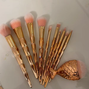 Sminkborstar - Säljer detta setet med såå söta sminkborstar❤️ aldrig använda då jag har för många❤️