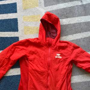 Arcteryx Atom LT, väldigt bra skick inga repor i sånt. köpte den på natur kampanjet några månader sen. Jag vill bli av med det snabbt och behöver pengarna. Priset kan diskuteras