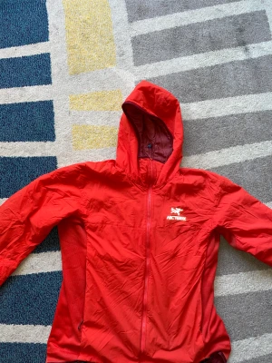 Arcteryx Atom Lt - Arcteryx Atom LT, väldigt bra skick inga repor i sånt. köpte den på natur kampanjet några månader sen. Jag vill bli av med det snabbt och behöver pengarna. Priset kan diskuteras