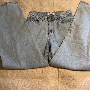 Jag säljer detta jeans då de är för små.  Ordinarie priset var 350 och de har knappt blivit använda.