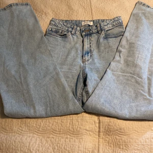 Jeans  - Jag säljer detta jeans då de är för små.  Ordinarie priset var 350 och de har knappt blivit använda.