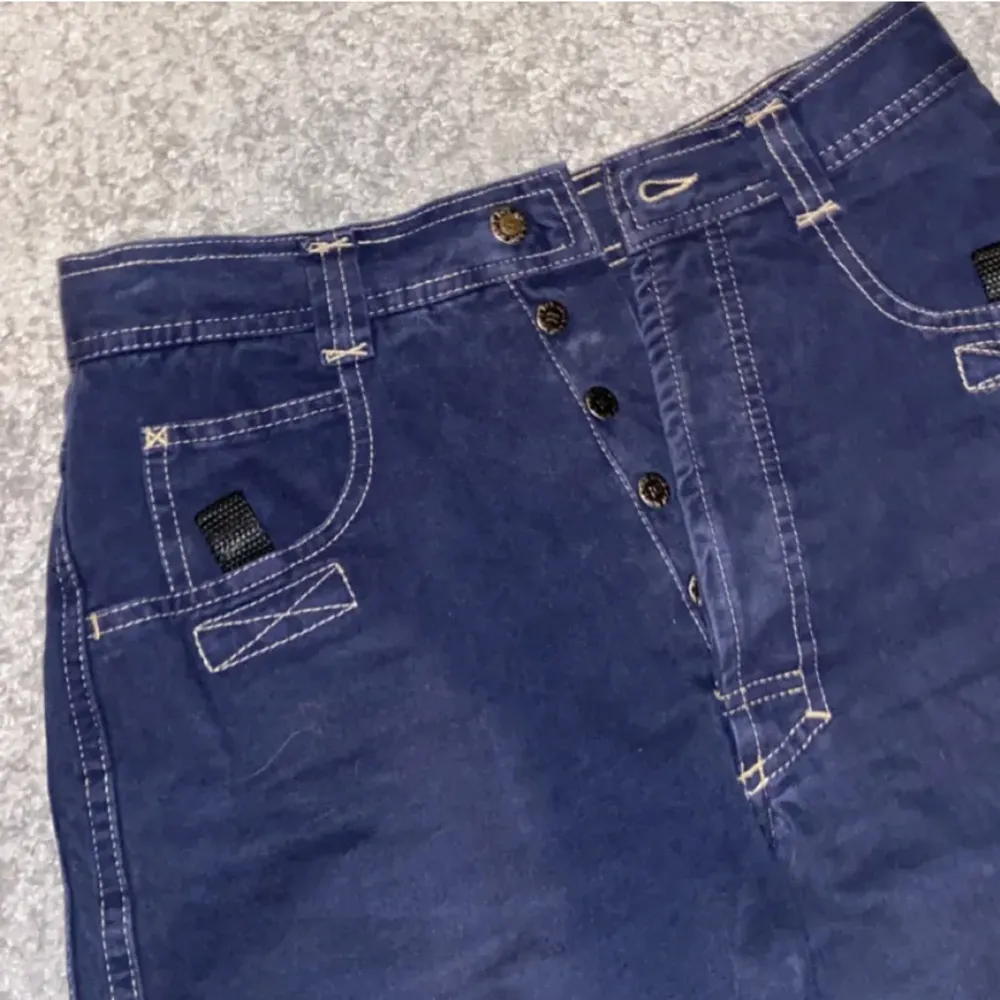 så snygga jeans som inte kommer till användning. (andra bilden är från förra användaren) Innerben: 80cm  Midja rakt över: 36. Jeans & Byxor.